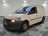 la camionnette blanche est garée sur le sol en damier d'une pièce