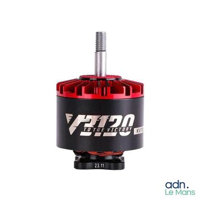 un gros plan d'un moteur sur fond blanc