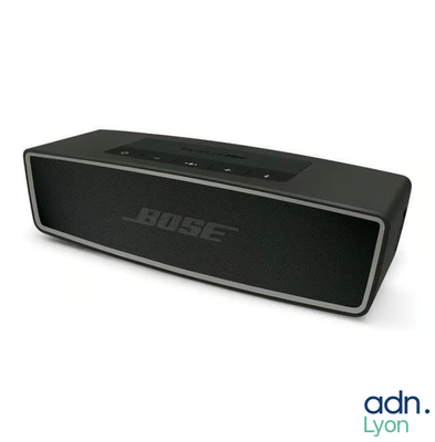 L'enceinte Bluetooth Bose est exposée sur une surface blanche