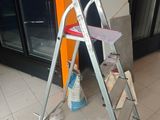 une échelle appuyée contre un mur