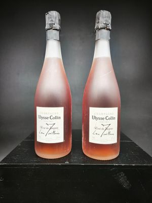 deux bouteilles de vin posées sur une table noire
