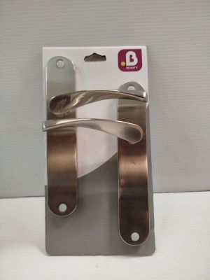 une paire de poignées métalliques sur un porte-cartes