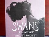Le livre « Swans : légendes de la Pet Society » est posé sur une table