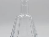 une bouteille en verre transparent munie d'un petit bouchon sur le dessus