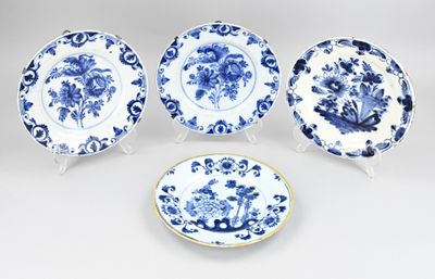quatre assiettes bleues et blanches ornées de motifs floraux