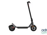 l'image d'un scooter posé sur une surface blanche