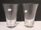 deux vases en verre transparent posés sur une table