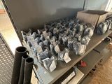 de nombreux sacs d'eau posés sur une étagère dans une pièce