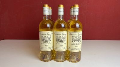 trois bouteilles de vin posées sur une table près d'un mur rouge