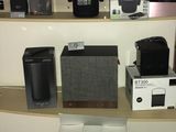de nombreuses enceintes différentes sur les rayons du magasin