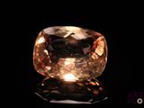 un gros plan d'un diamant jaune sur une surface noire