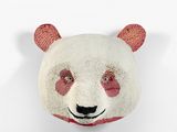 une tête de panda blanc et de panda roux accrochée à un mur blanc