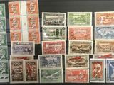 une collection de timbres provenant de différents pays, exposée dans une vitrine