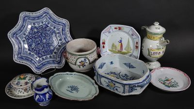 LOT d'objets en faïence : jardinière, cache-pot, pichet, 2 a…