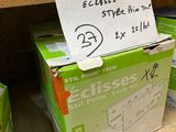 Des paquets de papier toilette sont empilés les uns sur les autres par terre