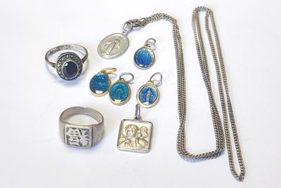 plusieurs types de bijoux différents sur une surface blanche