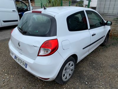 une petite voiture blanche garée dans un parking