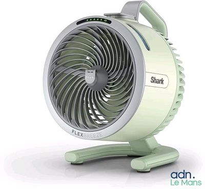 un petit ventilateur posé sur un support, sur une surface blanche