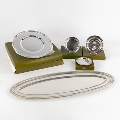 une assiette en argent et un plateau en argent posés sur une table
