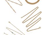 un ensemble de chaînes et de bracelets en or sur fond blanc