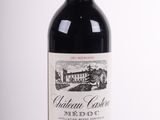 une bouteille de vin rouge posée sur une table blanche