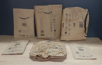 trois sacs en papier posés les uns à côté des autres sur une table