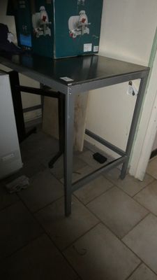une table sur laquelle se trouve une boîte, dans une pièce