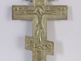 une croix en or sur laquelle est représenté Jésus sur la croix