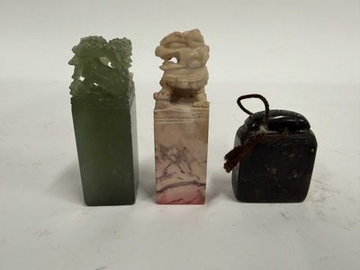 trois types différents de jades sont exposés sur un fond blanc