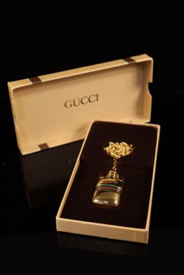 GUCCI. Chaîne en métal doré à larges maillons, retenant en p…