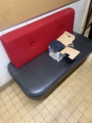 Deux canapés en simili cuir noir et tissu rouge