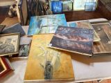 de nombreux tableaux posés sur une table, dont un grand nombre