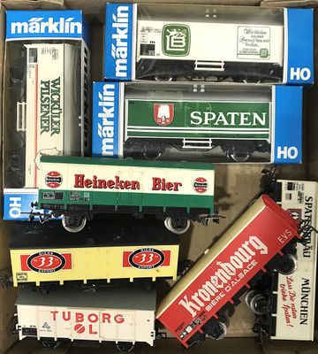 une boîte remplie de wagons et d'autres trains miniatures