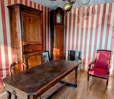 une grande table en bois au milieu d'une pièce