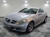 une photo d'une Mercedes SLK argentée garée dans un garage