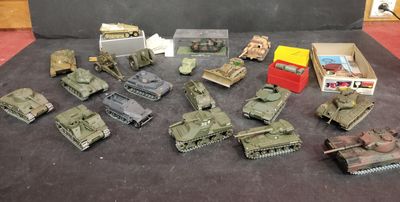 beaucoup de petits véhicules militaires miniatures posés sur une table