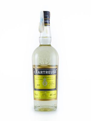 une bouteille de liqueur de citron Chartreuse sur fond blanc