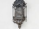 une horloge en argent accrochée au mur d'un immeuble