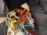une valise noire contenant tout un tas de bracelets