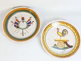 deux assiettes aux motifs différents, posées sur un fond blanc