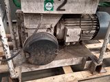 a machine that is sitting on a pallet on a pallet