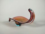 une sculpture en verre représentant un oiseau posé sur une table