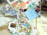 une pile de timbres et de cartes postales posée sur une table