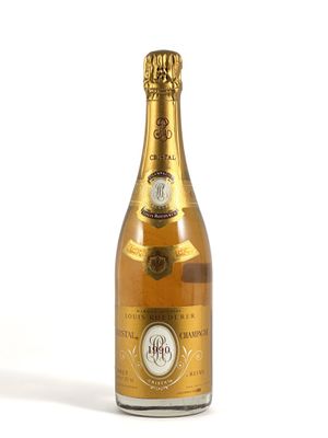 une image représentant une bouteille de champagne posée sur une surface blanche