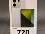 La boîte du Redmi Note 13 Pro est ouverte sur la table.