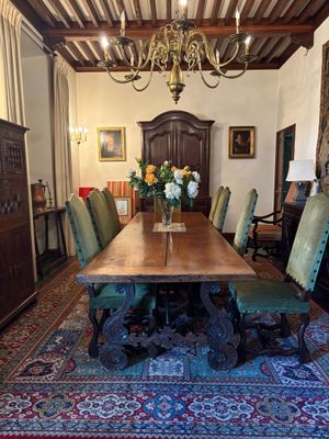 une salle à manger avec une table et des chaises et un lustre