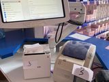 une image représentant un bureau avec un écran d'ordinateur et un téléphone portable