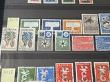 de nombreux timbres exposés dans une vitrine