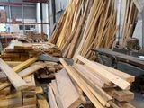 de nombreuses pièces de bois empilées les unes sur les autres dans un entrepôt