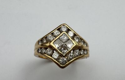 Une bague or 18k ornée de diamants entre 0,1 ct pour les 4 c…